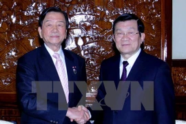 President Truong Tan Sang (right); Chairman of the Japan-Vietnam Friendship Association in Sakai City, Hitoshi Kato (Photo: VNA)