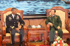 General Vincent Brooks (L) and Senior Lieutenant General Do Ba Ty. Photo: VNA 