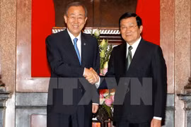 State President Truong Tan Sang (right) greets UN Secretary General Ban Ki-moon (Photo: VNA)
