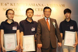 Park Sam Koo, the Chairman of Kumho Asiana (second, right)