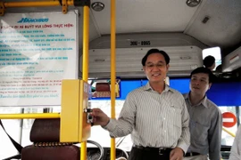 Hanoi launches e-tickets on the Giap Bat-Gie Bridge bus route. (Photo: VNA)