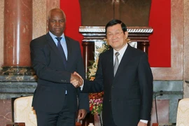 President Truong Tan Sang (R) and Angolan Interior Minister Angelo de Barros V.Tavares (Photo: VNA)