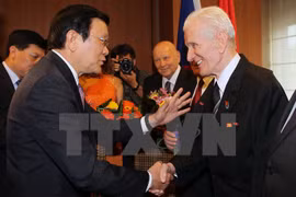 President Truong Tan Sang meets with Czech professors and experts who have greatly supported Vietnam’s struggle for independence and national development (Photo: VNA)