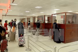Tourists wait for their procedures to enter Vietnam to be processed at the Huu Nghi border gate (Photo: VNA)