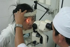 Eye checking at Binh Duong eye hospital. Photo: VNA