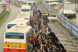 Buses pick up passengers in Hanoi's Cau Giay district. The capital city plans to operate women-only buses to counter sexual harassment and stealing (Photo: VNA)