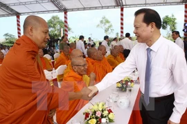 Deputy Prime Minster Vu Van Ninh (R) congratulates dignitaries on traditional Chol Chnam Thmay New Year festival (Photo: VNA)
