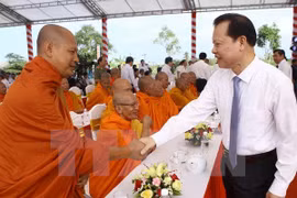 Deputy Prime Minster Vu Van Ninh (R) congratulates dignitaries on traditional Chol Chnam Thmay New Year festival (Photo: VNA)