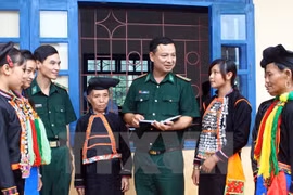 Border guard officers communicate laws to Si La people in Nam Sim village, Dien Bien province (Photo: VNA)