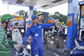 Petrolimex raised the retail price of several fuel varieties as of 15:00 pm on March 11, the second adjustment and the first rise this year. (Photo: VNA)