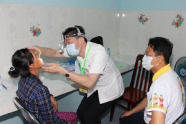 Taiwan doctors examine poor peole in Dong Nai Province (Photo: VNA)