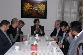 Vietnamese Ambassador to Iran Nguyen Hong Thach discussed with representatives of Iranian businesses. (Photo: Vietnamplus)