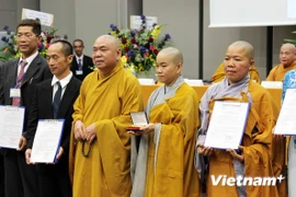 Most Venerable Thich Thien Phap (third from left) and Nun Thich Tam Tri (second from right) at the certificate presentation ceremony (Photo: VNA)