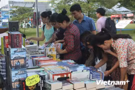 The young Vietnamese attend Hanoi Book Fair (Photo: VNA)