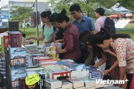 The young Vietnamese attend Hanoi Book Fair (Photo: VNA)
