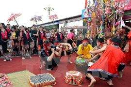 Drinking "ruou can" (stem wine), a ritual in the Xang Khan ceremony of Thai people in Nghe An province (Photo: VNA)