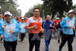 Deputy PM Vu Duc Dam ran on response the campaign (Photo: VNA)