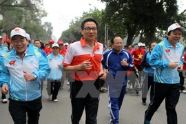 Deputy PM Vu Duc Dam ran on response the campaign (Photo: VNA)