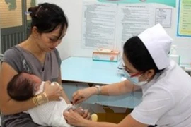 A child is given vaccine injection (Photo: VNA)