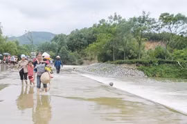 Local people pass the Tan Ap spillway of Phuc Thuan commune, Pho Yen district, Thai Nguyen province (Source: VNA)