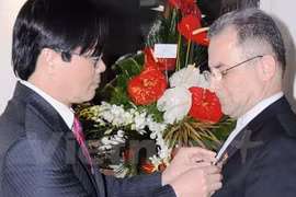 Former ambassador of Iran Seyed Javad Ghavam Shahidi (R) has been awarded the “For Peace and Friendship among Nations” insignia (Photo: VNA)
