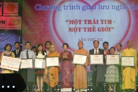 16 billion VND (1.2 million USD) was raised through the 12th charity art programme “One Heart- One World”. (Photo: VNA)