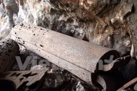 A coffin in a cave in Suoi Bang (Photo: VNA)