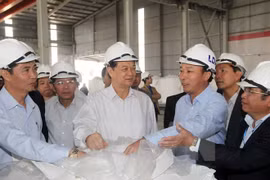 Prime Minister Nguyen Tan Dung examines a Rai bauxite – aluminium complex in the Central Highlands province of Lam Dong (Source: VNA)