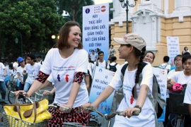 Participants to a campaign to raise public awareness of gender equality (Photo: VNA)
