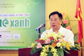 Deputy Minister of Natural Resources and Environment Nguyen Thai Lai speaks at the forum (Photo: VNA)