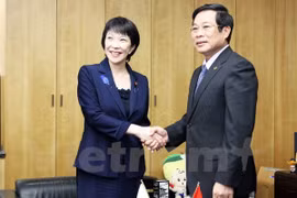 Minister of Information and Communications Nguyen Bac Son and Japanese Minister of Internal Affairs and Communications Sanae Takaichi (Source: VNA)