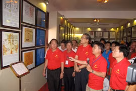 People visit the exhibition “Vietnam’s Hoang Sa, Truong Sa – historical and legal evidence" in Quang Ngai province on July 1 (Source: VNA)