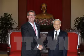 Party General Secretary Nguyen Phu Trong (R) and US Secretary of Defence Ashton Carter (Source: VNA)