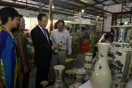 Visitors at the Hanoi Gift Show (Source: VNA)