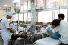 A doctor examines a traffic accident victim at Cho Ray Hospital (Photo: VNA)