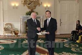 Vietnamese Ambassador to the United Kingdom and the Republic of Ireland Nguyen Van Thao (right); President of the Republic of Ireland Michael Daniel Higgins (Photo: VNA)