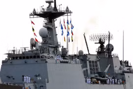 The RoK's naval ship Choi Young visits HCM City (Photo: VNA)