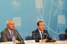 Russian Prime Minister Dmitry Medvedev (R) speaks at the 17th World Congress of Russian Press (Photo: VNA)