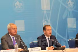 Russian Prime Minister Dmitry Medvedev (R) speaks at the 17th World Congress of Russian Press (Photo: VNA)