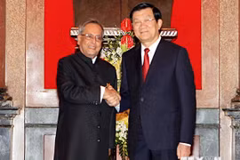 President Truong Tan Sang (R) and his Indian counterpart Pranab Mukherjee at the meeting (Photo: VNA)