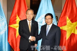 Deputy Prime Minister and Foreign Minister Pham Binh Minh welcomes Secretary General of the United Nations Ban Ki-moon (Source: VNA)