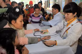 Check-ups are given to ethnic minority people in Quai Cang commune, Tuan Giao district, Dien Bien (Photo: VNA)