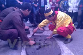 The preparation of phao dat (clay fire-cracker), a folk game, which encourages children’s creativity and dexterity. Photo: VNA