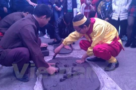 The preparation of phao dat (clay fire-cracker), a folk game, which encourages children’s creativity and dexterity. Photo: VNA