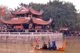 Love duet singers perform on boat. (Photo: VNA)