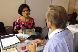 A representative of the Vietnam Trade Office in Argentina provides information for a visitor to the Fiar 2015 (Photo: VNA)