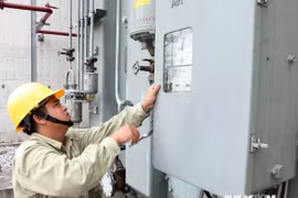 A staff works the Hiep Hoa 500kV transformer station in Bac Giang province (Photo: VNA)