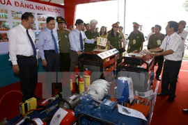 Visitors took a tour around the expo. (Photo: VNA)