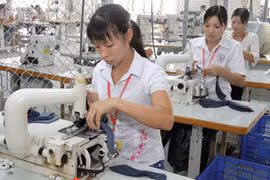Workers of Vietnam International Fashion Co Ltd in Trang Due industrial zone make shoes for exports. The industrial zone will also welcome South Korea LG Electronics (Source: VNA)