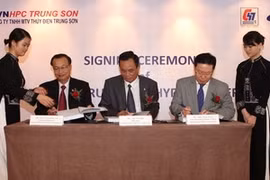 At the signing ceremony (Source: VNA)